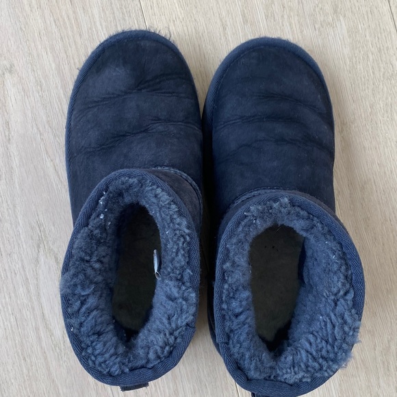 Ugg - Picture 4 of 4